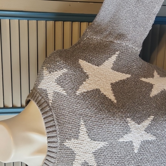 Marled Grey Star Print Sweater - Picture 7 of 13
